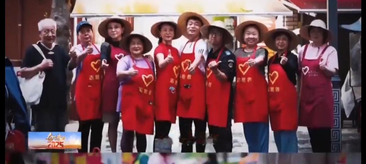 红围裙上的爱心徽章，是志愿者们笑意里的温暖底色；孩童稚嫩的肩膀扛起支架，是童真里