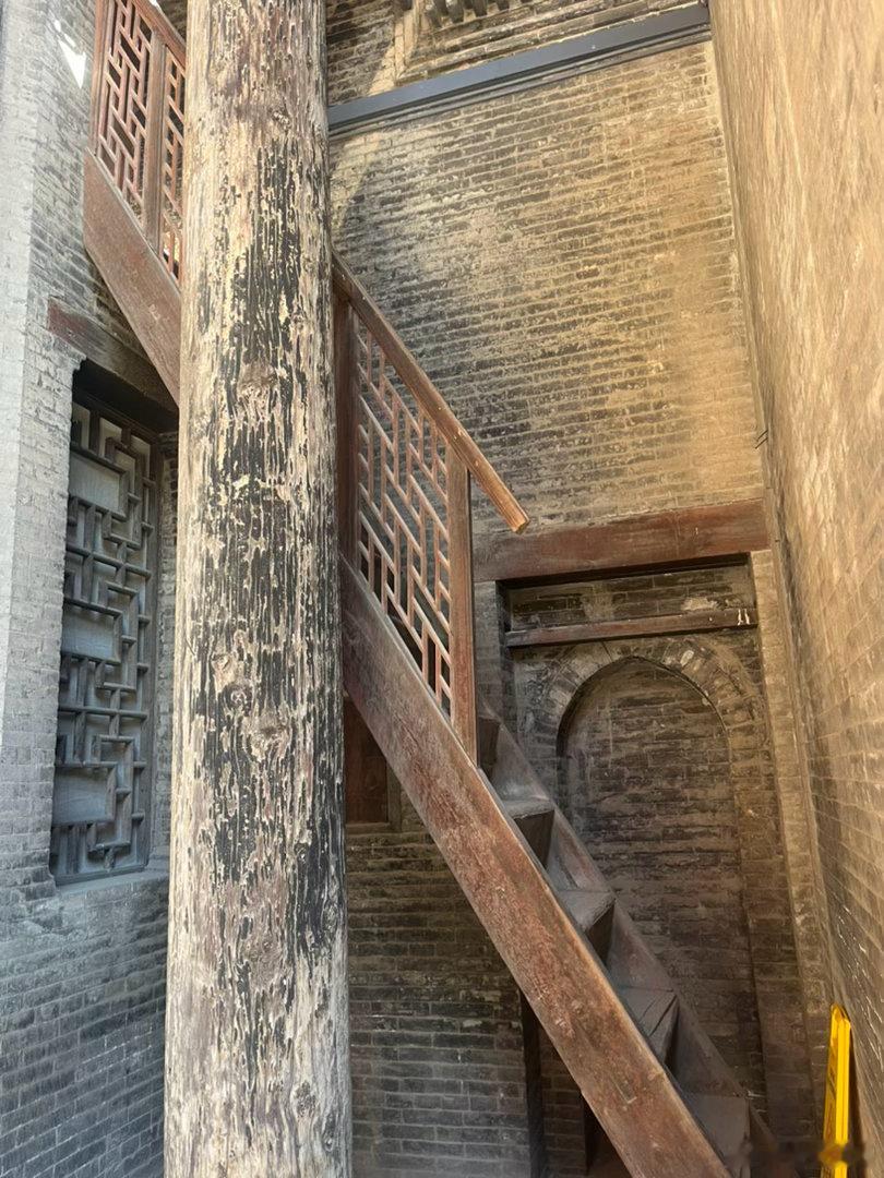 古代大户人家的二楼楼梯，没想到如此之陡，老人估计是上不去的，可能是因为受限于庭院
