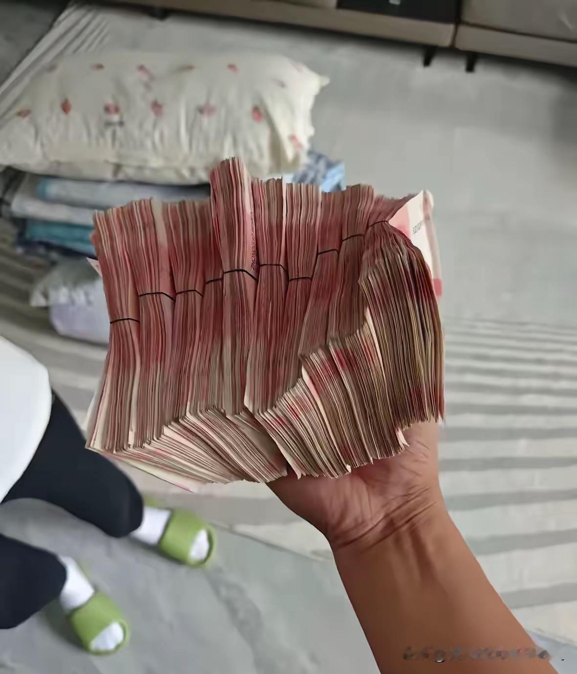 很多人家庭收入一年不到20个，不置办大件不生病的情况下，一年存个10万就非常不错
