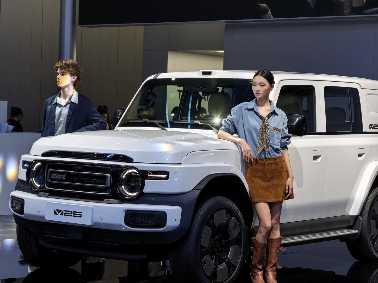 iCAR V25这台15万级SUV确实有点东西。硬朗方盒子造型、265mm宽胎+