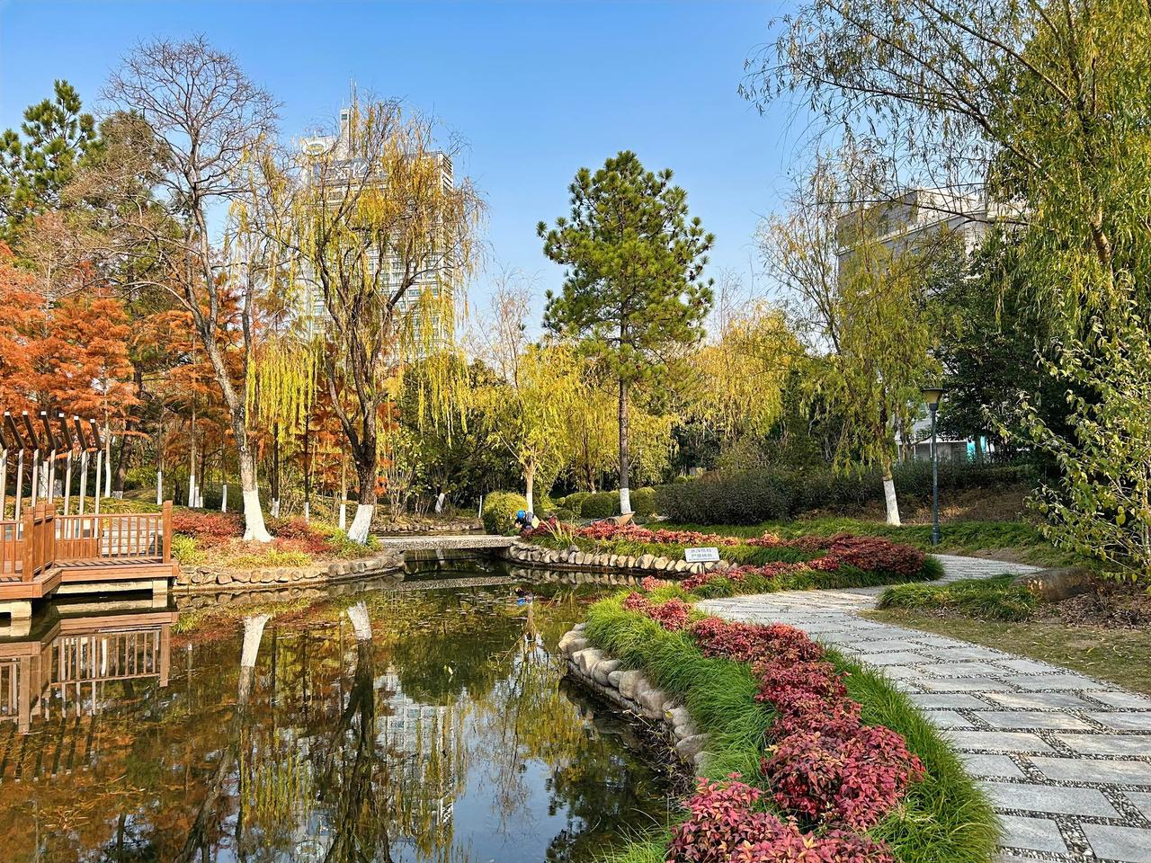 脚丈山河大地；
眼观日月星辰。