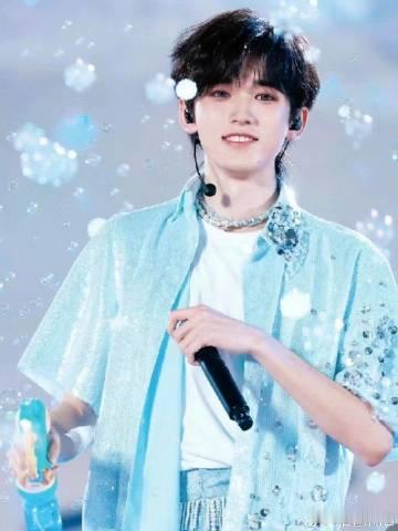 谁把宋亚轩电池抠了 每一次看到宋亚轩的幽默表现，都让我想起那个失去电力的小机器人