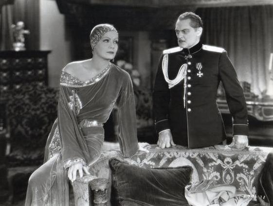 1914年，英国一名军官，与一位美艳的脱衣舞娘快活了一晚。3天后，他与上千名士兵