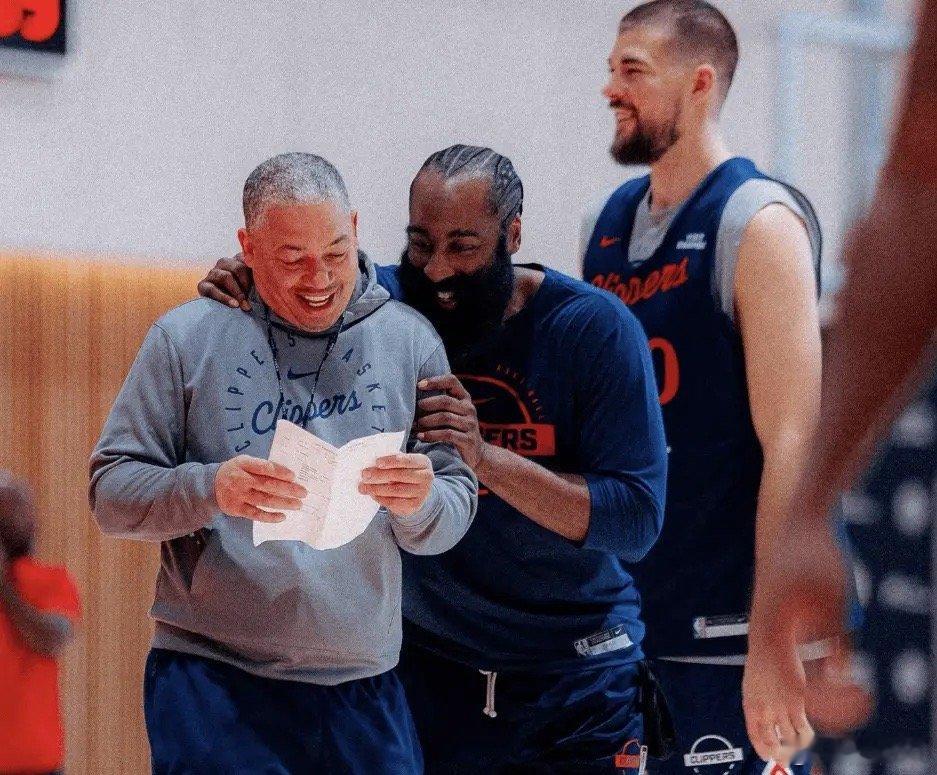 目前快船51-91落后爵士。快船记者Joey Linn发推点评：快船正以54比9