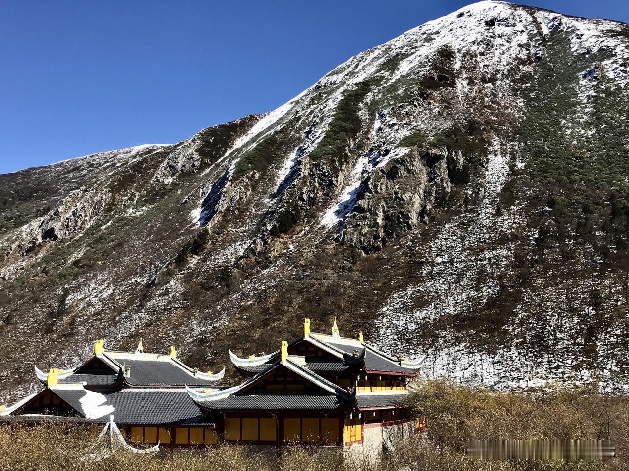 黄龙古寺，又名“黄龙寺”、“雪山寺”，位于四川省阿坝州松潘县，坐落在黄龙风景区的