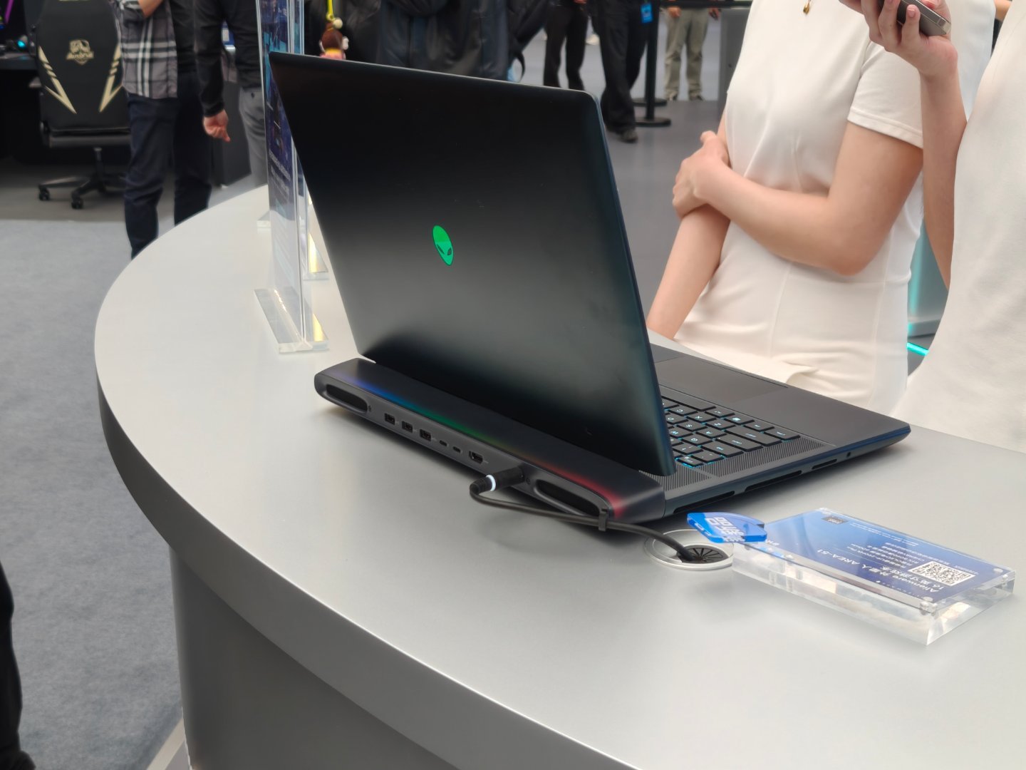 今天来上海参加外星人游戏互动嘉年华啦，刚进门就被巨大的外星人logo吸引住了，这