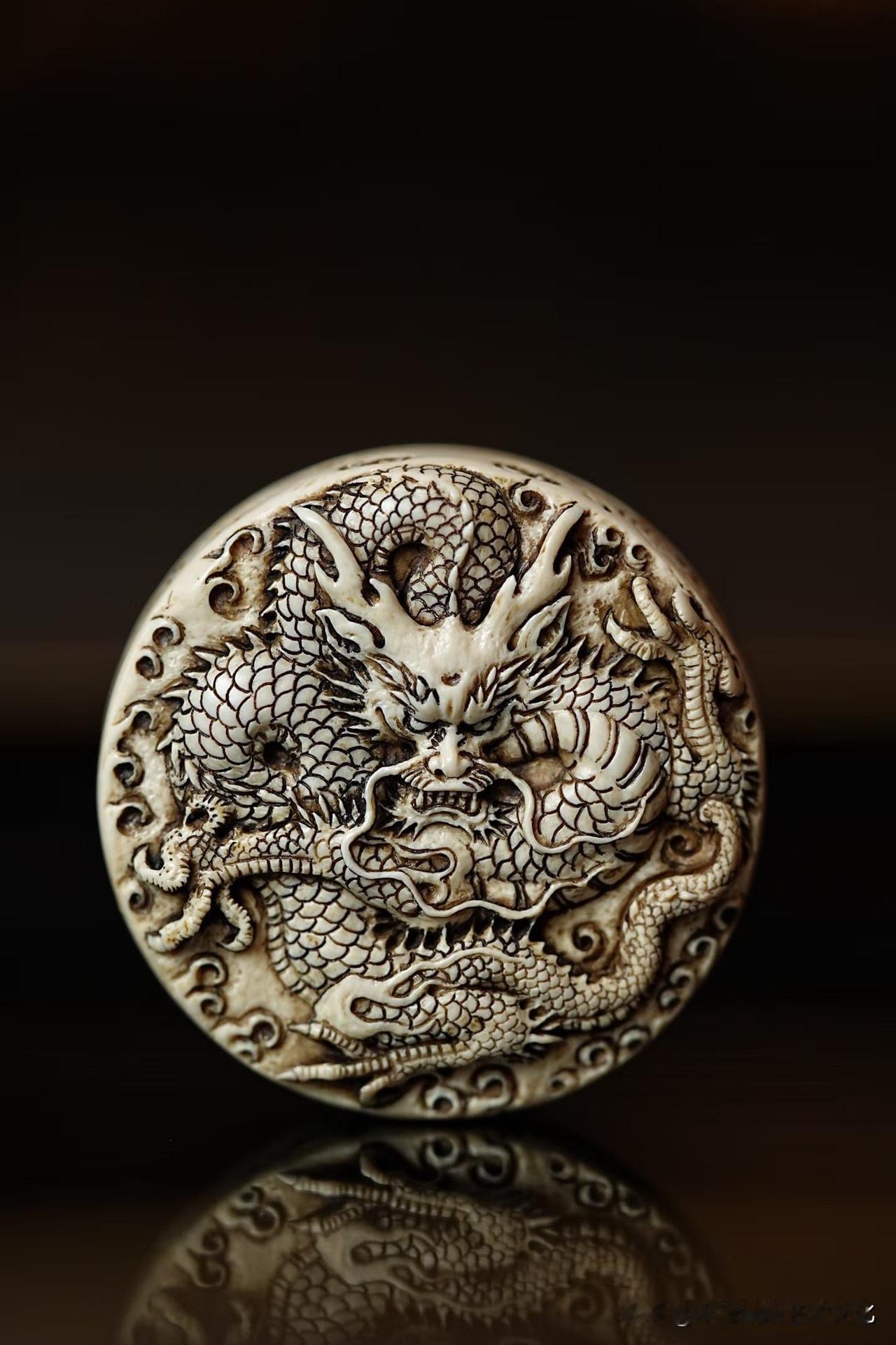 有些龙牌，
不是靠张扬取胜，
而是靠“气”。

这枚猛犸仿古龙牌，
第一眼就有种