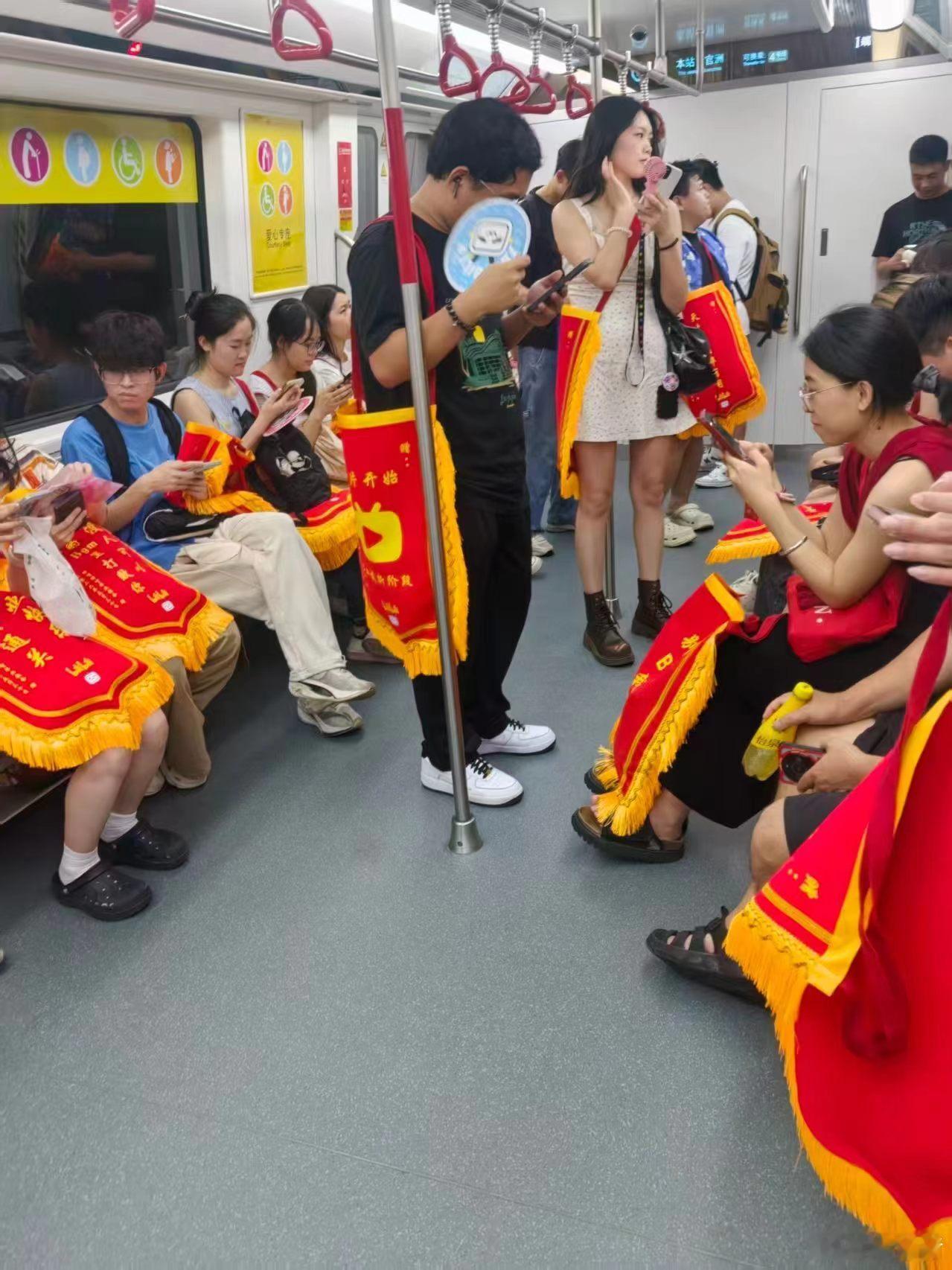 毕业歌会观众有三万个显眼包毕业歌会给观众送三万面锦旗 昨晚的广州大学城简直是欢乐