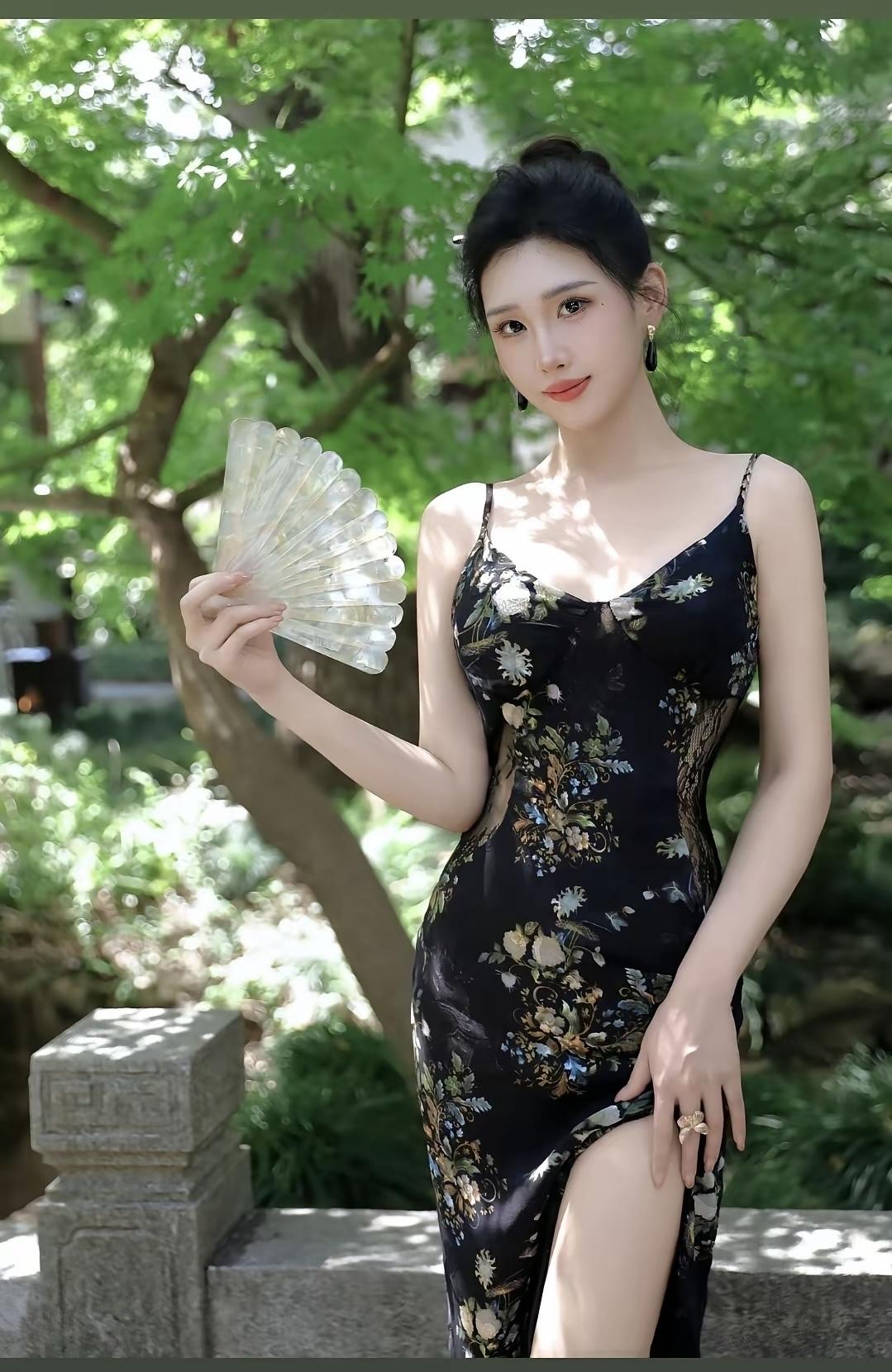 优雅黑裙，绿意盎然，复古风情，韵味十足。