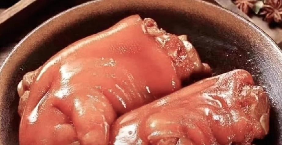 一口肉一条命，2月14日，成都十岁男孩在沙发上玩平板时，妈妈递来一小块猪脚，孩子