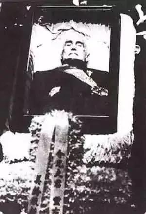 1975年，蒋介石去世，蒋经国给蒋介石穿了7件衣服，7条裤子。外加长袍马褂、黑裤