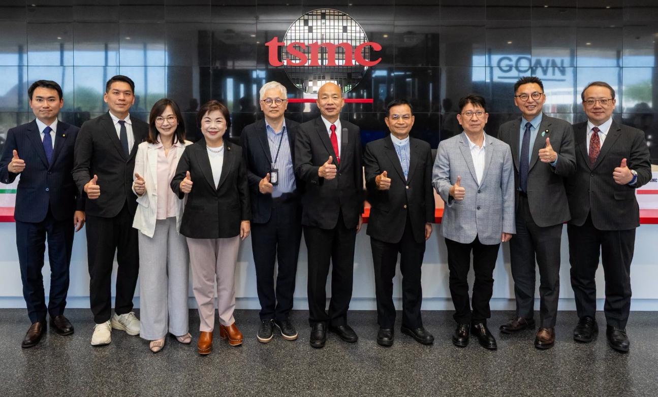 韩国鱼等人在北美参观台积电位于亚历桑那州的工厂不知道有没有感觉，像看望自家被抢走