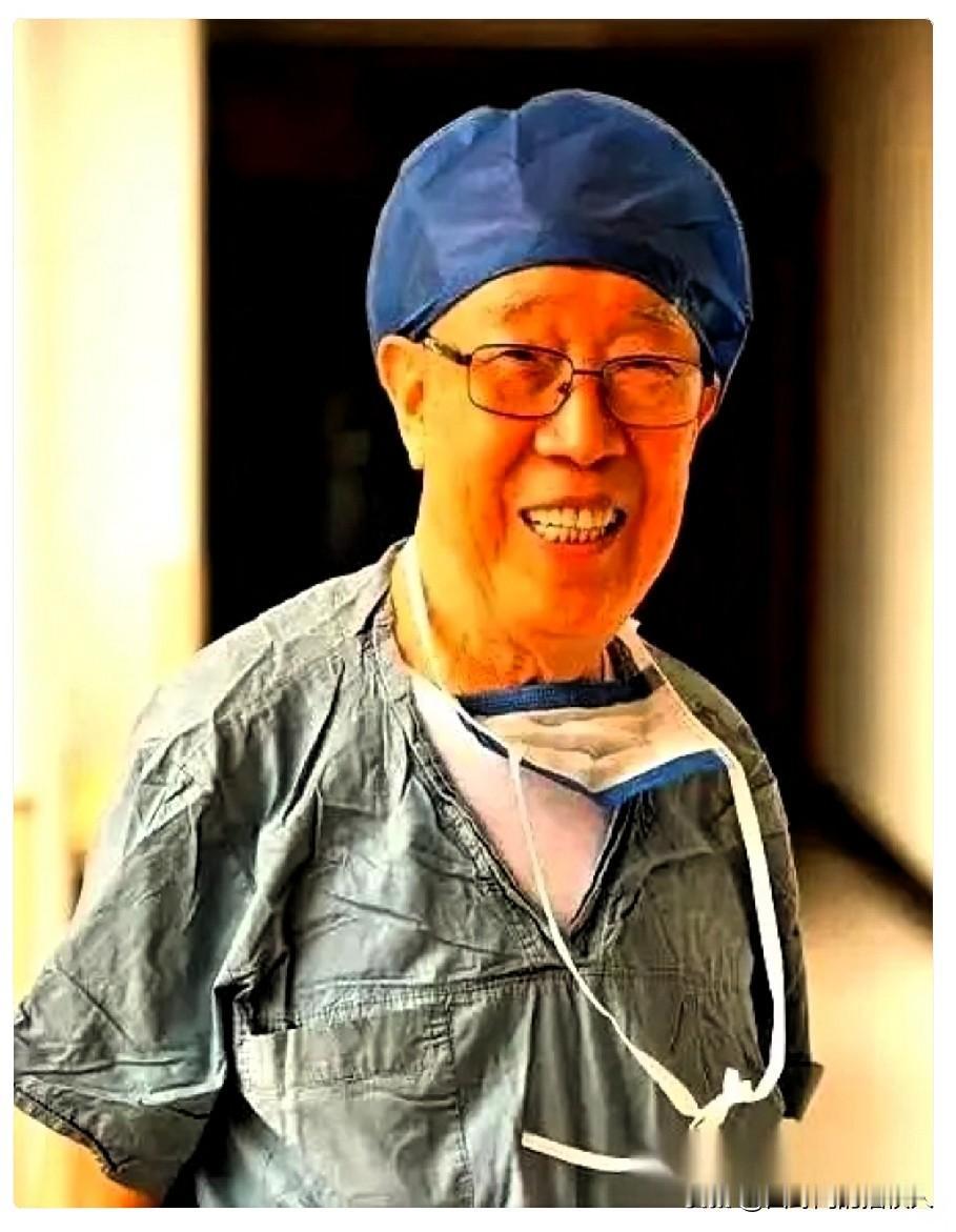 九十六岁的吴孟超查出了结肠癌。
这位一生做过一万六千多台手术的肝脏外科大家，据说