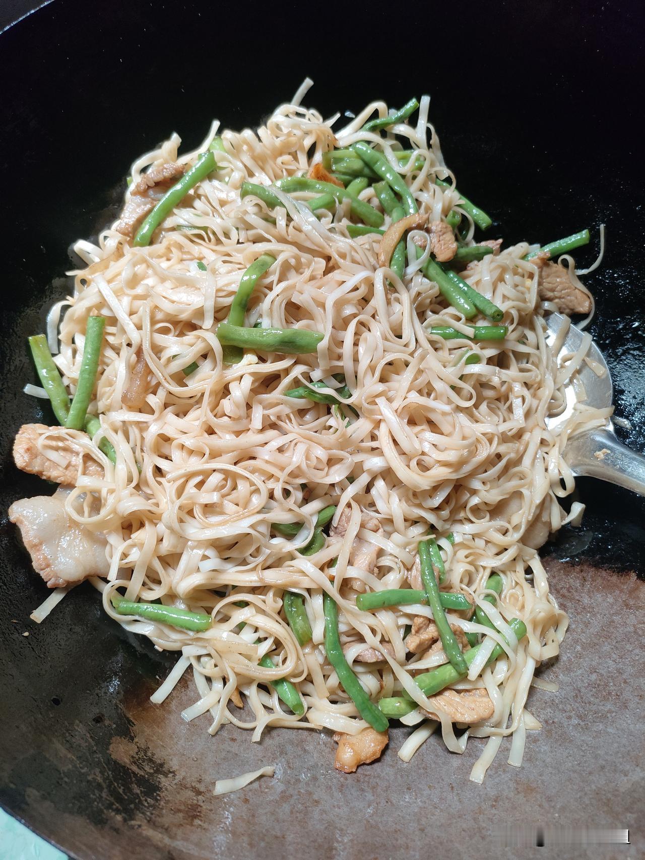 好久没有吃蒸面条了，中午蒸面条，正好家里有豆角，做个豆角焖面。

很喜欢吃这种美