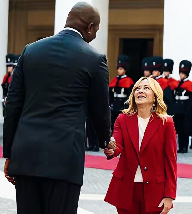 梅洛尼和莫桑比克总统丹尼尔最萌身高差！
梅洛尼站在丹尼尔身旁，是不是一下显得娇小