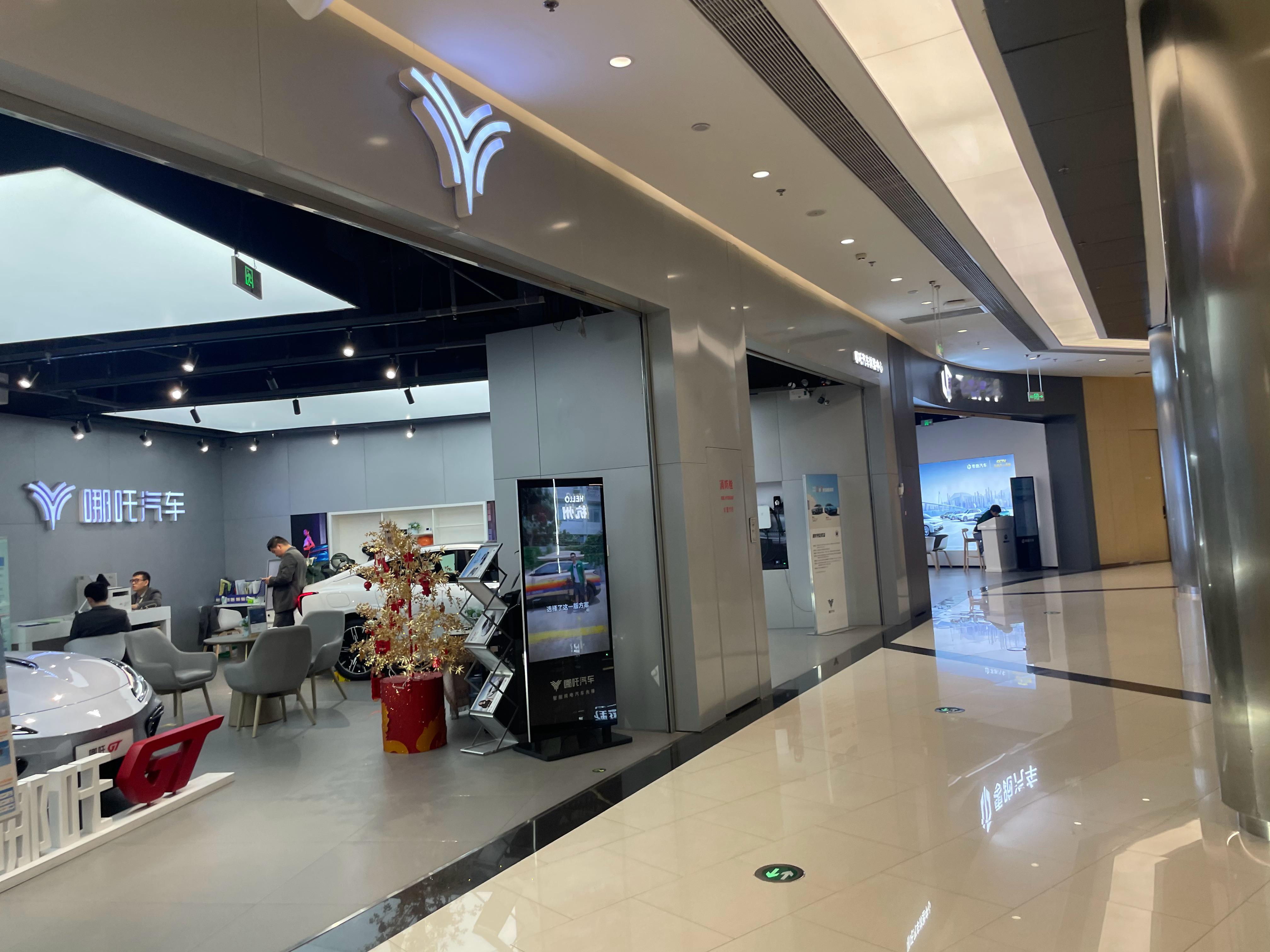 真有钱，都是扎堆开店，你开在哪我就开在哪，一个商场一层有9家新能源车门店，这场面