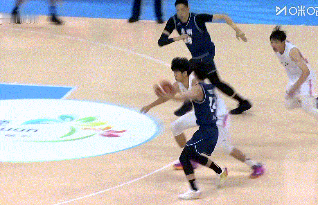沈梓捷今晚感觉兴奋过头了这段时间广东队篮板和防守做得不好，千万别轻视对手啊