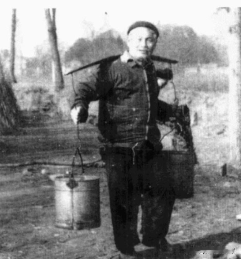 1977年，北京东坝河村，70岁的萧军虽然身处逆境，但他并没有消沉，坚持运动。