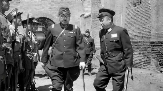 1941年一女八路在老乡家养病，却被贪心的邻居告了密，很快日军包围了老乡家，可他