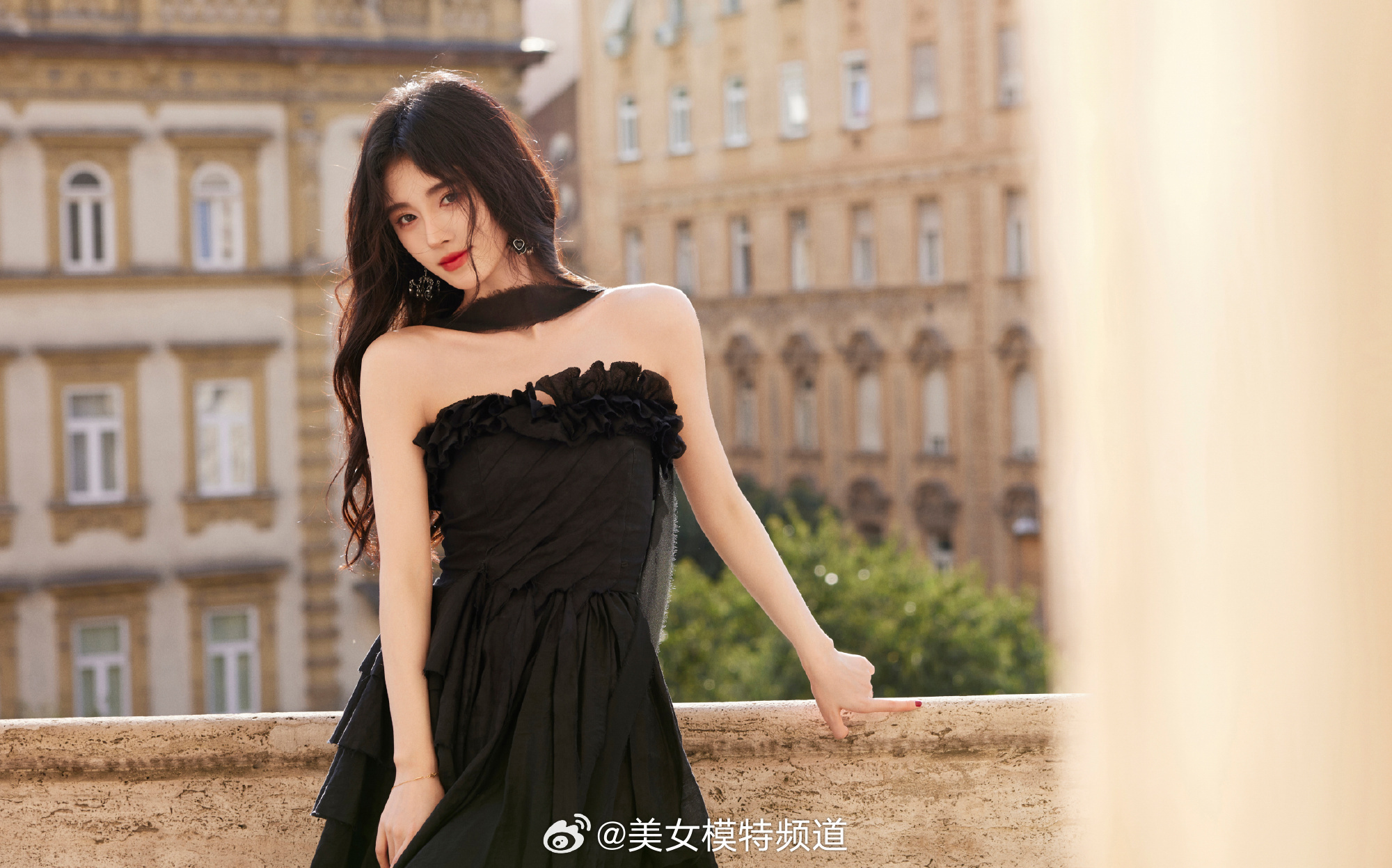 鞠婧祎黑色抹胸裙街拍大片 