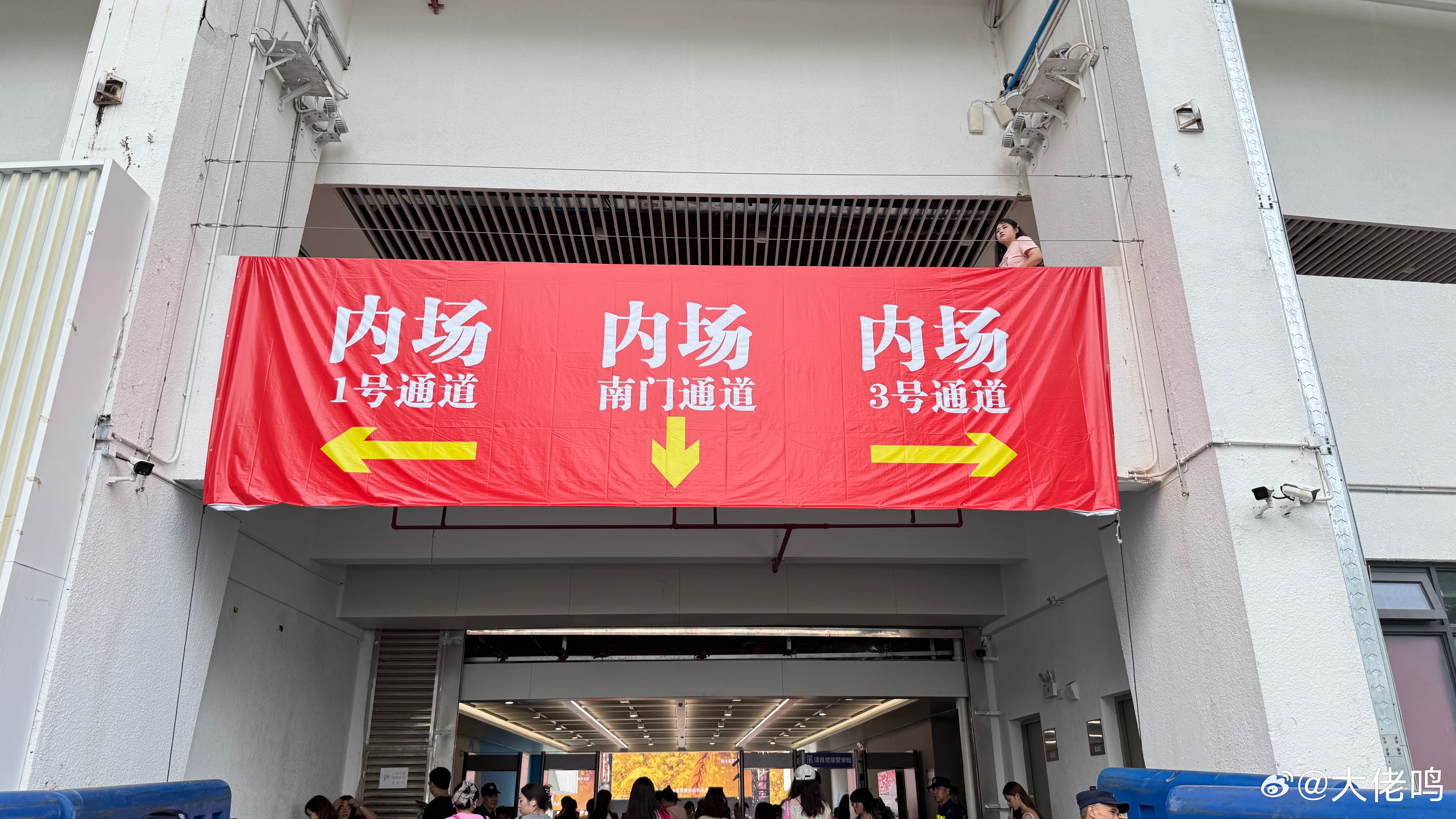 草坪踩下去还是当年的触感，软得能陷进半寸回忆。薛之谦的沙哑仿佛昨日才散，今天就被