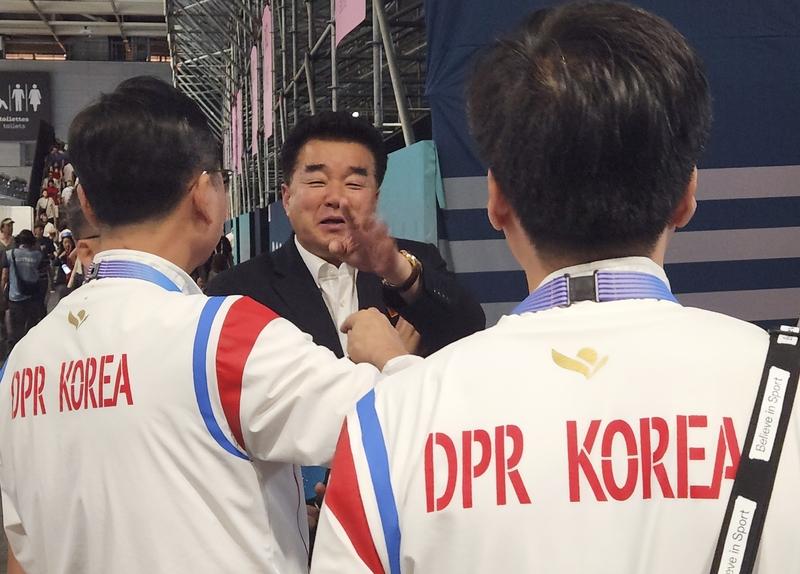 朝鲜队员用拳头向日本队员打招呼 在卡塔尔举行的U - 17世界杯上，19日日本队