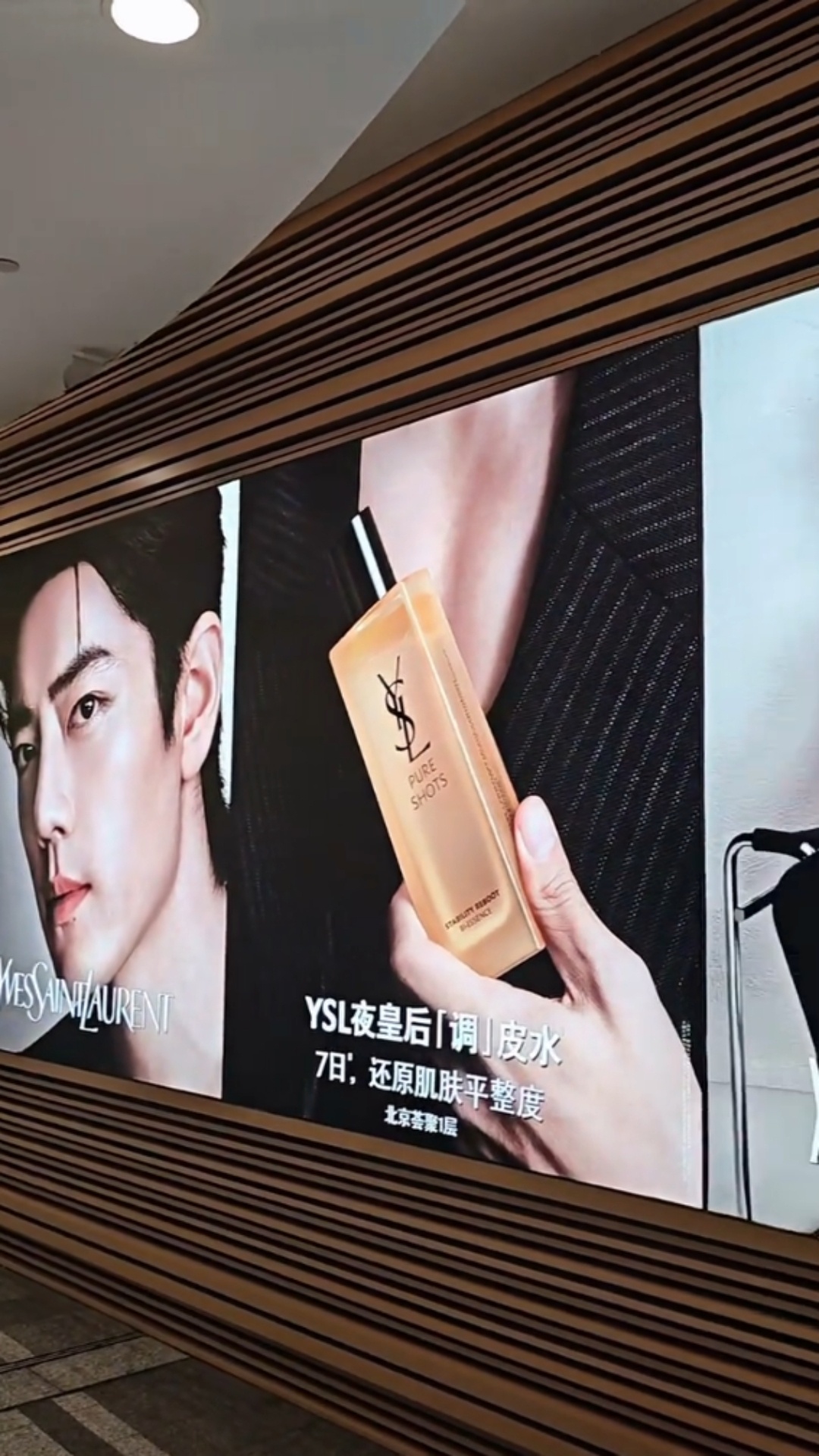 是惊心动魄的帅，不需要任何铺垫的帅——直接跨过了所有解释。是这个世界看见他之后，
