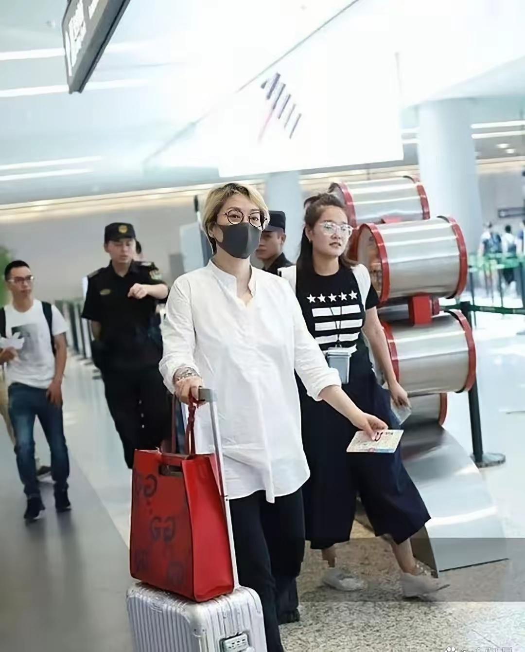 这也是曾经一位很火的影后，也老了身材也走形了，你还记得她是谁吗？