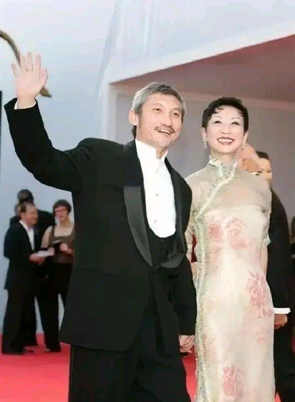施南生走了，这位香港电影界的传奇女王，体面地结束了一生。她出身优渥，会五国语言，