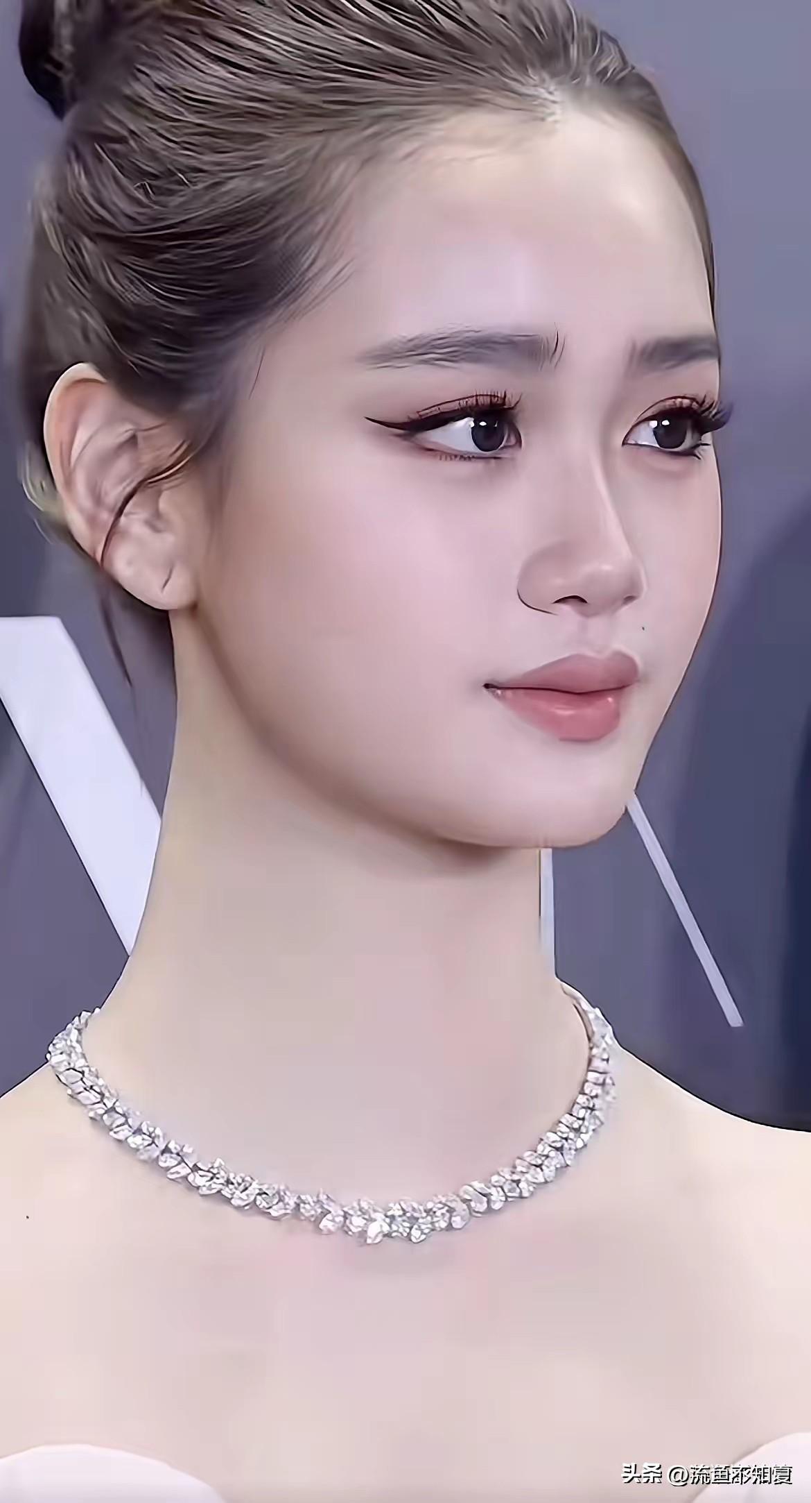 钟丽缇的小女儿考拉真是从小美到大，完美继承了妈妈的超高颜值，说是最美星二代也不为