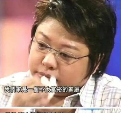 1977年韩红6岁时，父亲不幸去世，9岁时母亲改嫁，继父成天打骂韩红，她一个人坐