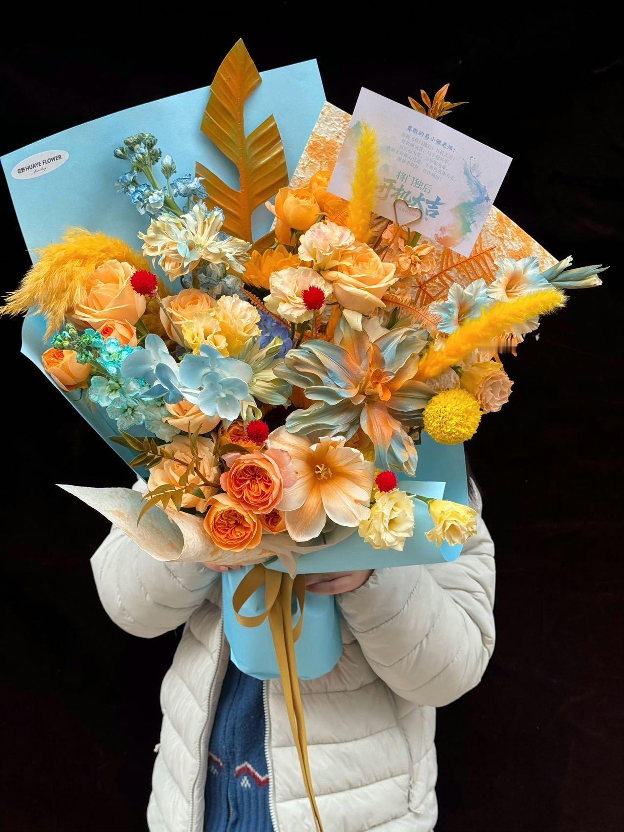 孟子义开机花篮花篮多到镜头装不下！孟子义开机现场排面拉满，品牌和剧组的宠爱都写在