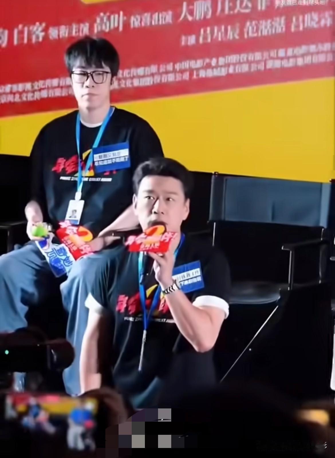 《年会不能停2》首映礼上王耀庆当众下跪宣传影片，难免让人联想到韩红当初“走个面儿