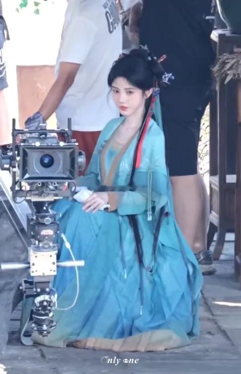 鞠婧祎主演的《来战》蓝衣路透，这部剧关注度那么高，也是大家边看边拍的节奏啊，半永