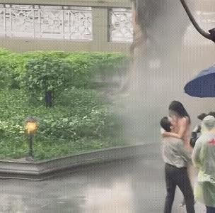 有没有人像我一样，一直看拿风扇的？[捂脸]