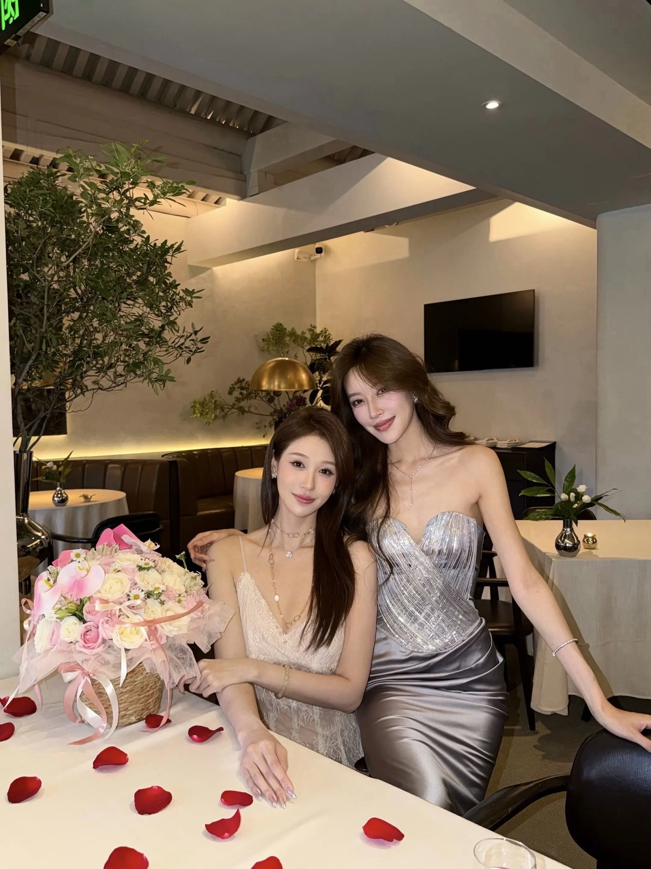 爱一个人就是要和她吃很多很多很多顿饭。🎂祝我的明明18岁生日快乐✨  🥂