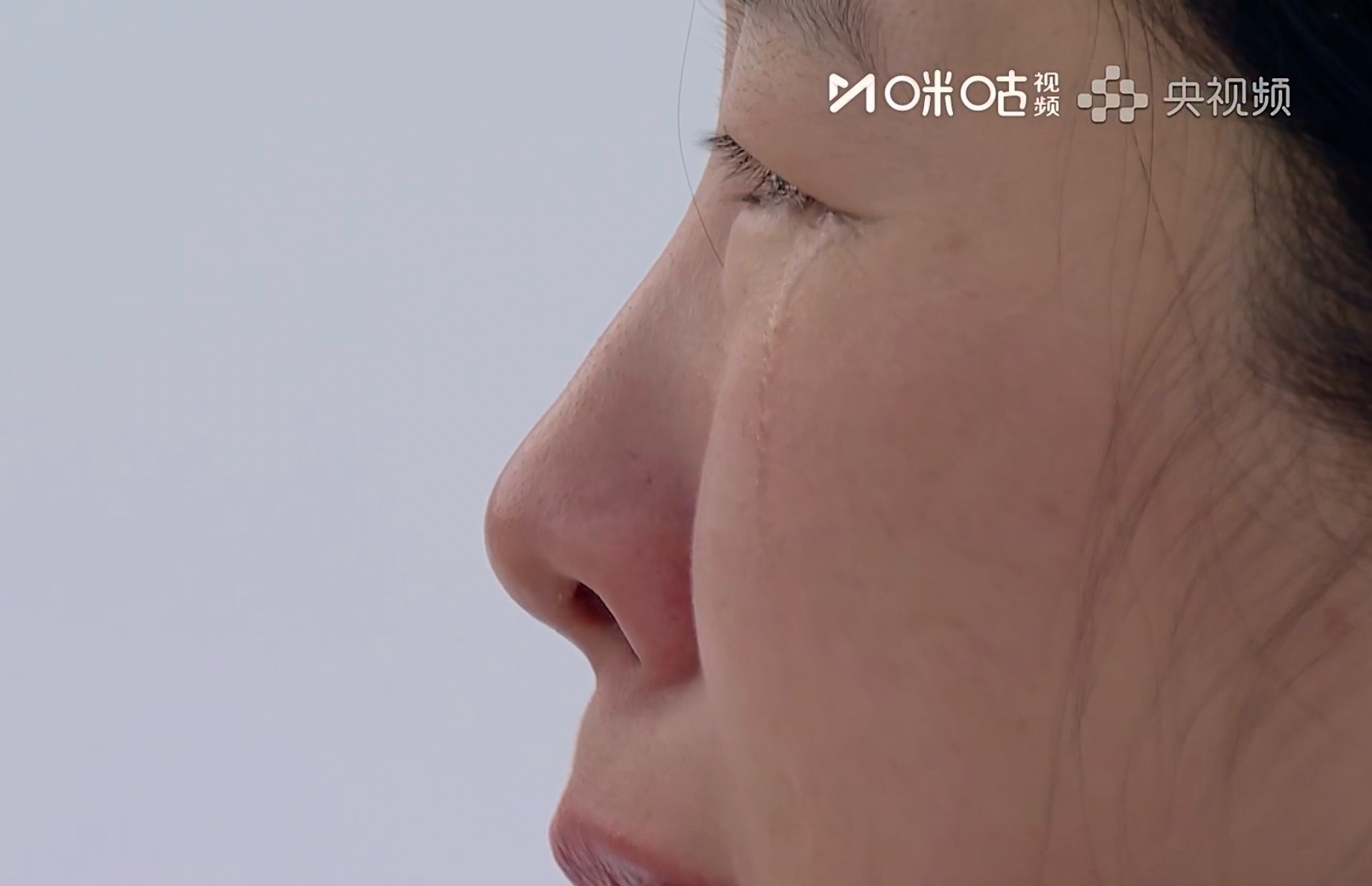 徐梦桃金牌自由式滑雪女子空中技巧决赛 国歌响起，徐梦桃哭了，只有五届奥运元老懂自