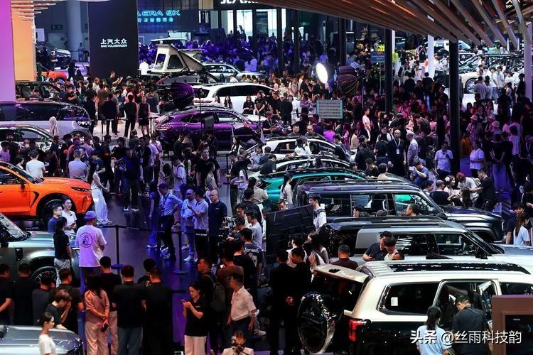 2026成都车展，自主品牌彻底站到了C位。
 
往年合资、豪华品牌唱主角，今年风