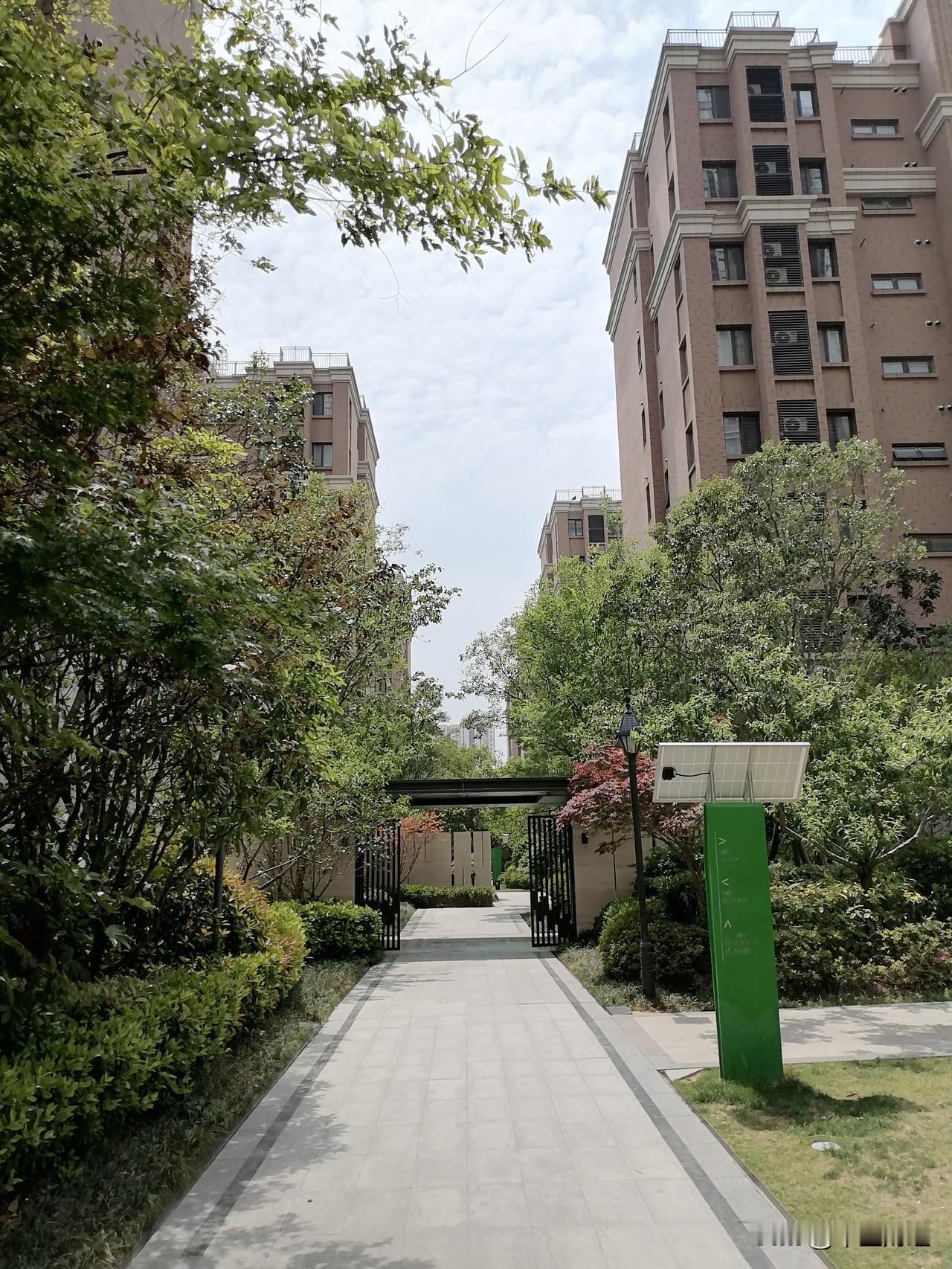 社区接管物业，是否可行？完全可行，一个小区的水电气暖都有专业的服务公司，电梯也有