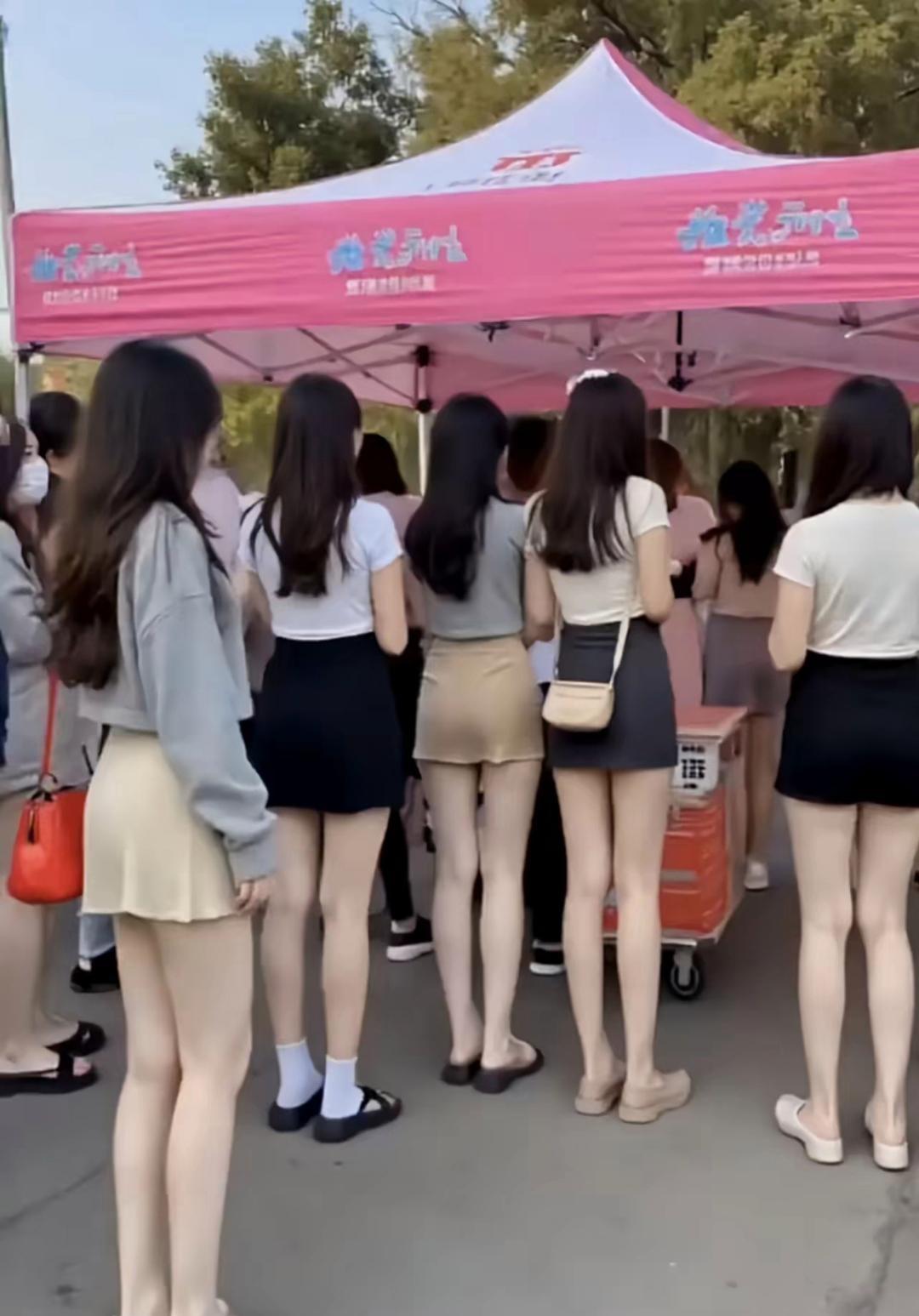 奇怪这是什么学校，为啥没有一个男生，帮我分析分析？