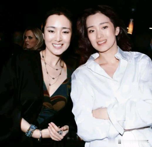 这张照片我研究了一晚上，也没能看出来到底哪个是巩俐，哪个是巩俐的替身，因为光看两