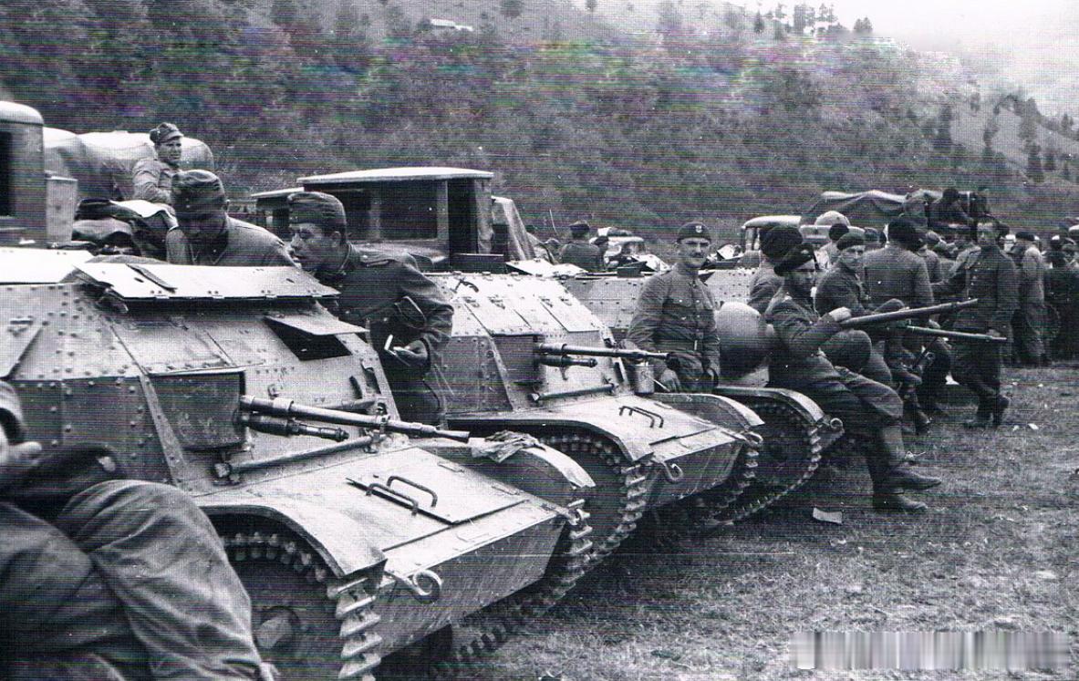 1939年10月在匈牙利被拘禁的波兰第10摩托化骑兵旅，前景2辆TKF和2辆TK