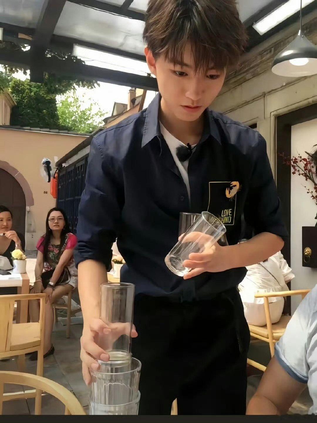 中餐厅时期的王俊凯王俊凯在中餐厅老有梗了 王俊凯在中餐厅老有梗了，期待新一季中餐