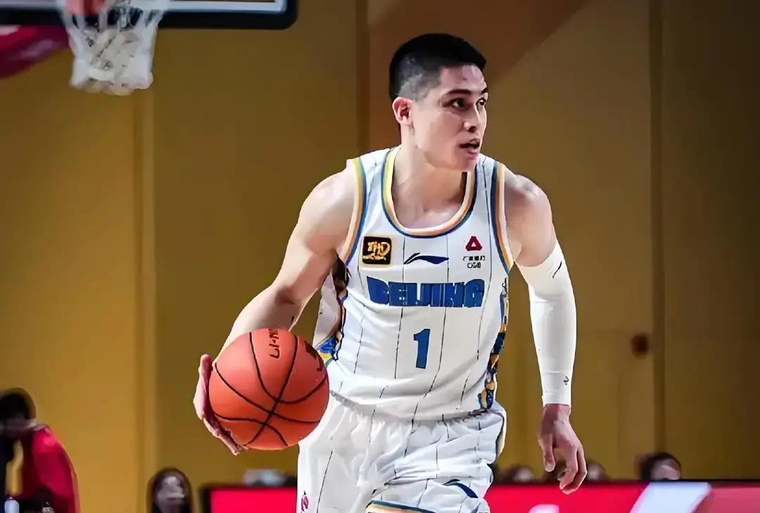 别再盯着那几个顶薪后卫了。真正支配比赛的人，场均只出手13次。
 
他叫陈盈骏。