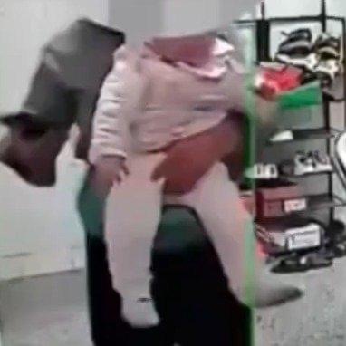 最近广东有个监控视频看得人心里直发紧——一位老人抱着孩子下楼梯，眼睛全程盯着手机