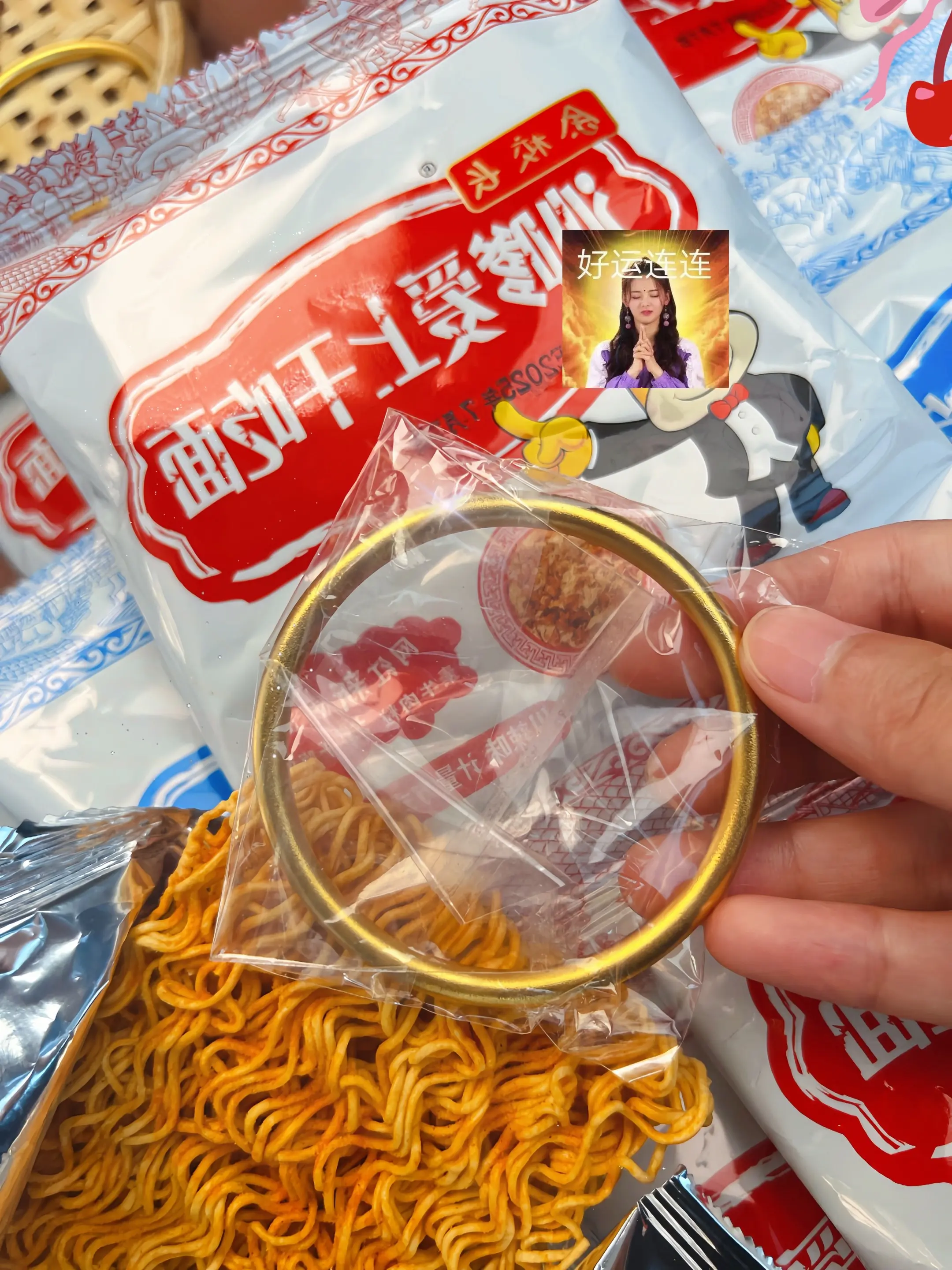 余校长干脆面竟然送黄金！余校长干脆面出事了，有消费者吃时咯掉牙齿，老板...