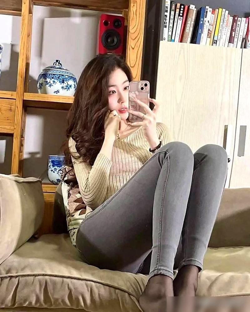 与其把自己塞进棉裤里强行装圆规，不如直接给双腿装个“地暖开关”。

传统穿搭逻辑