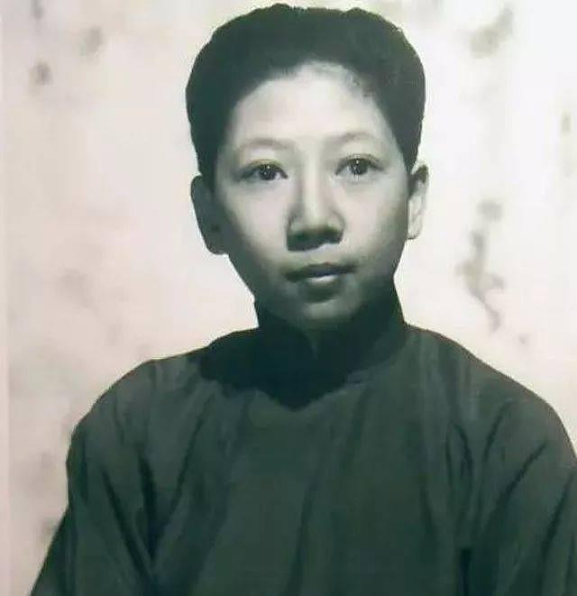 1946年，孔令俊换上女装逛街，却被龙云的儿子调戏，她大怒，就拔枪而射，龙云的儿