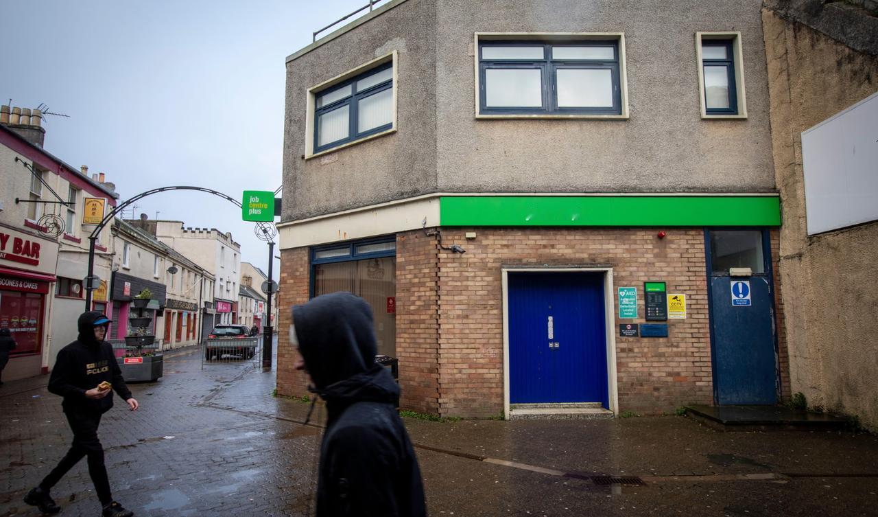 英国的这一整代年轻人是怎么彻底废掉的？目前全英国居然有上百万年轻人什么也不干，不