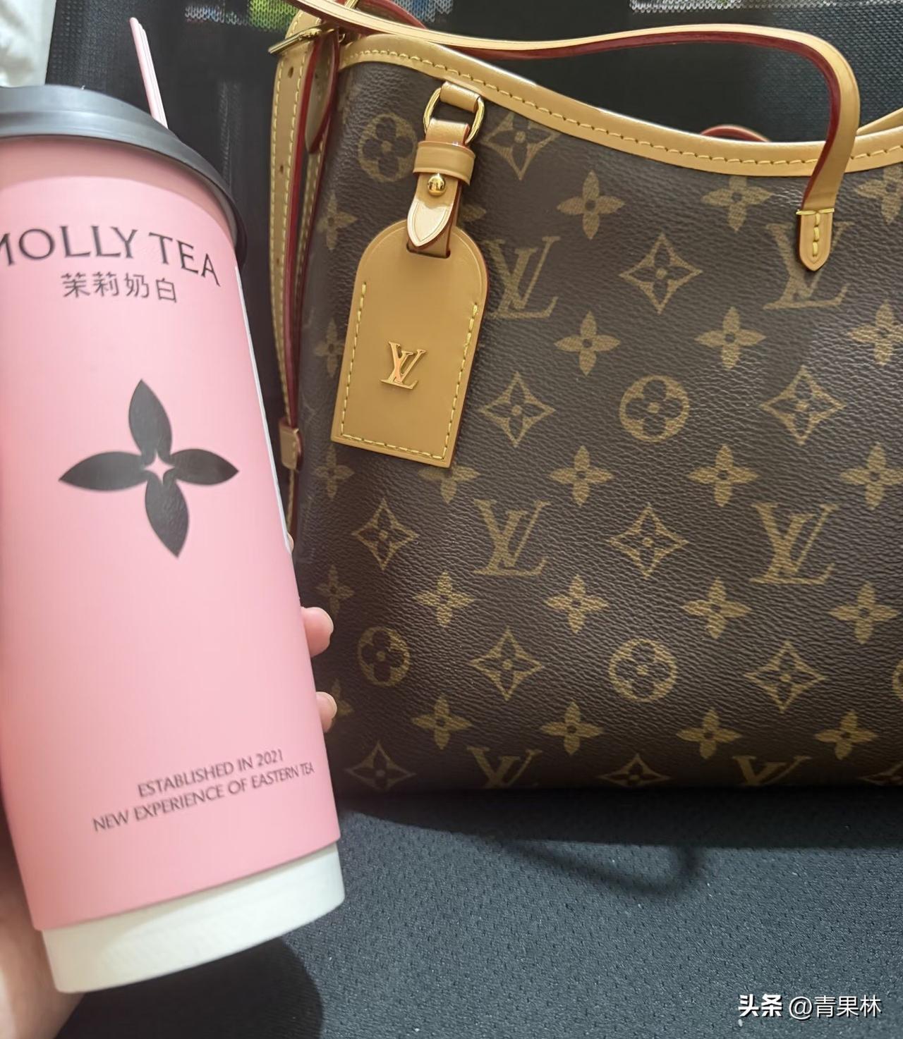 你觉得茉莉奶白和LV的商标像吗两者看着真的很像，茉莉奶白四瓣对称花标，和LV老花